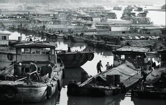 上世纪80年代，扬州古运河航运码头是运输过程中的停靠站。木船既是生产工具也是船夫们的家。